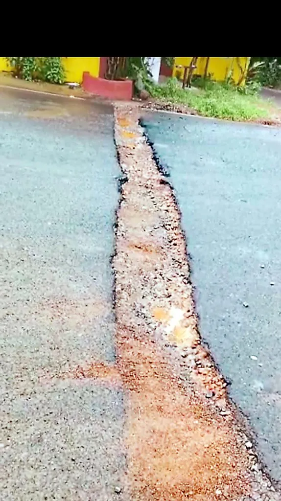 करमळी रस्त्यावरील चरामध्ये बळी जाण्याची वाट पाहताय?