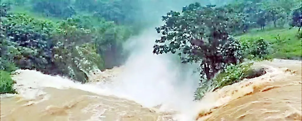 किटवाडचा धबधबा प्रवाहित