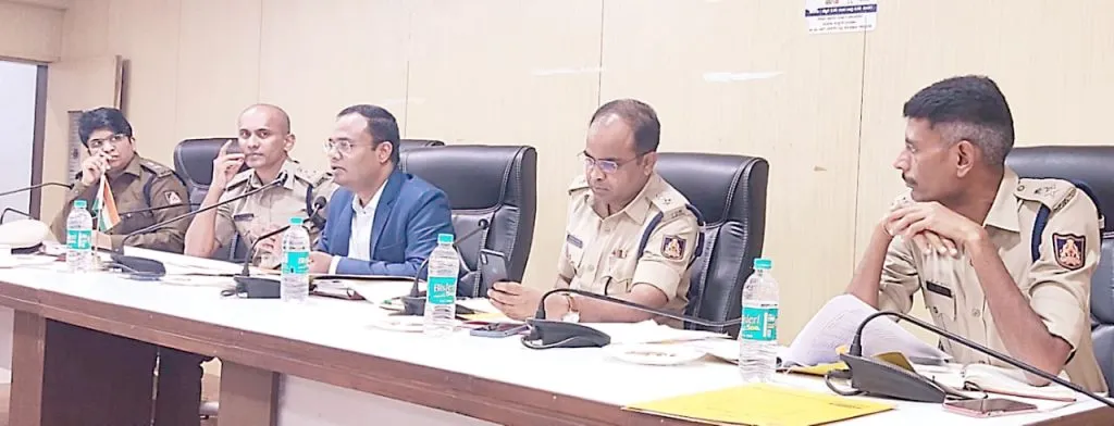 नियम मोडणाऱयांवर कारवाई करा