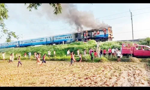 बिहारमध्ये ‘बर्निंग ट्रेन’चा थरार