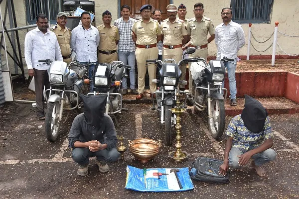 दोघा चोरट्य़ांना अटक