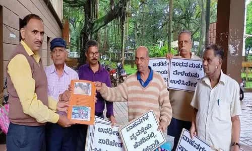 पहिल्या रेल्वेगेट जवळील ‘ते’ बॅरिकेट्स हटवा