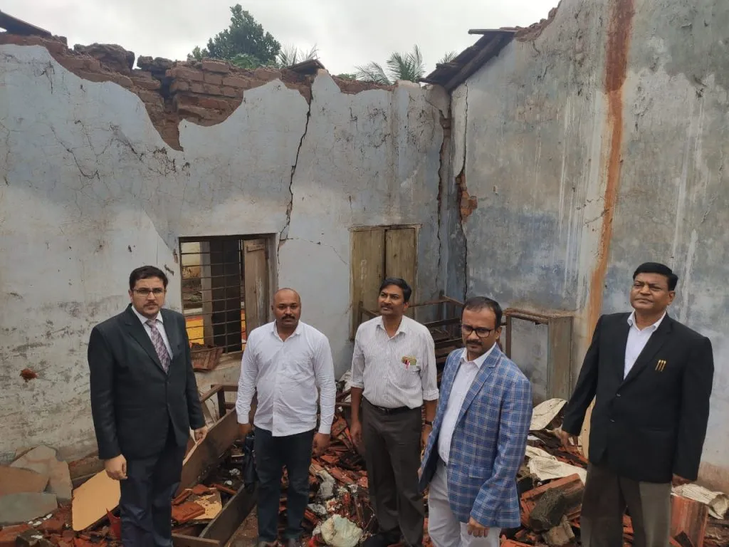 ‘त्या’ पडझड झालेल्या शाळांची केली पाहणी