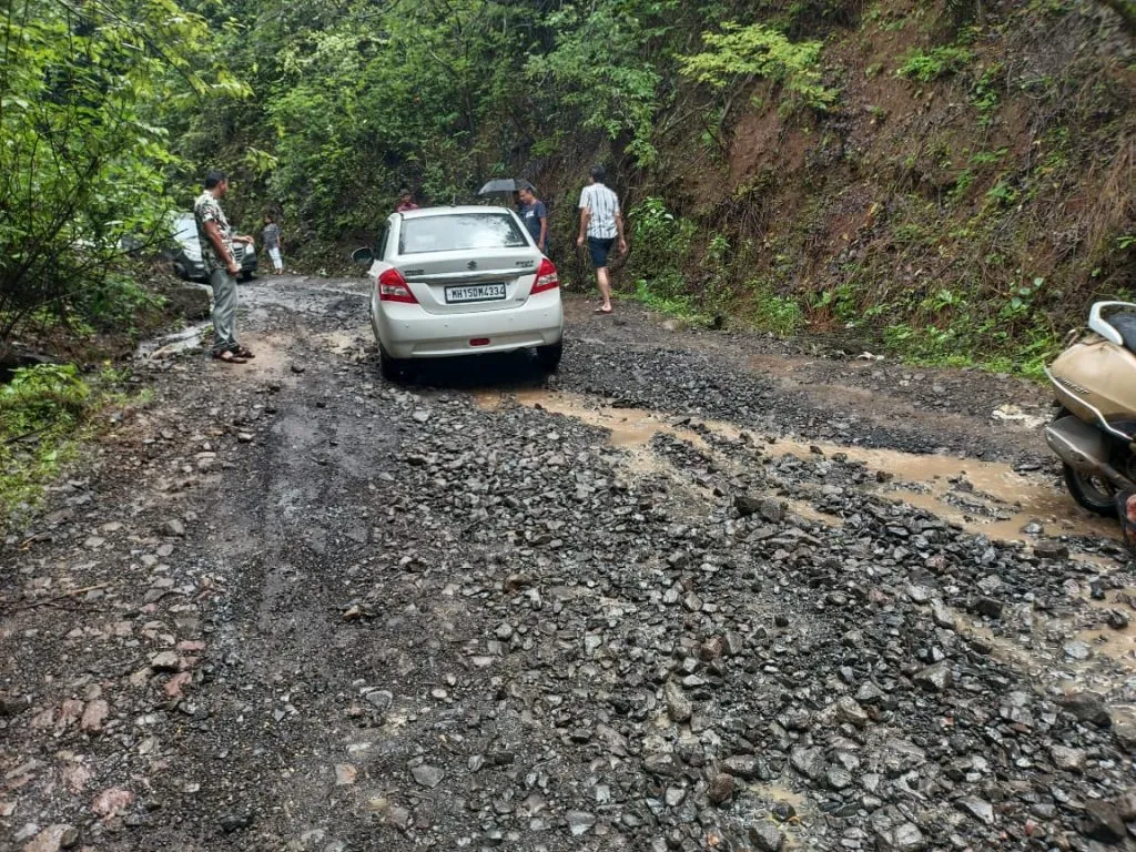 दुधिवरे खिंडीतील रस्ता गेला वाहून