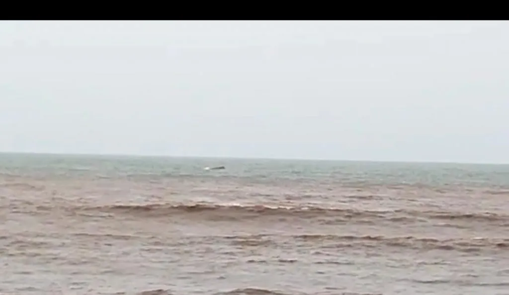 Ratnagiri: जयगडच्या समुद्रात तेलवाहू बार्ज उलटलं, वस्तुंना हात न लावण्याच्या सूचना