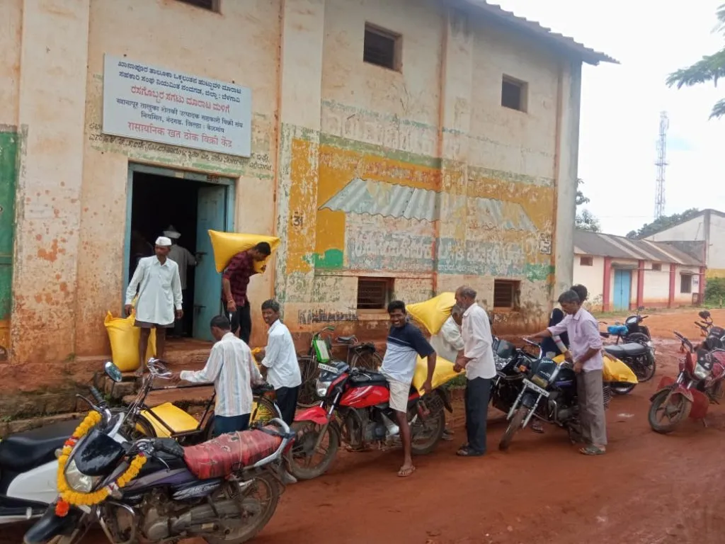 खतासाठी कार्यालयात मोठी गर्दी