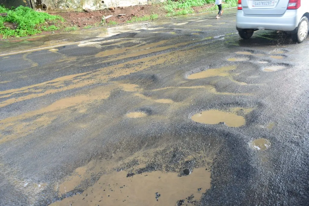 साबांखा मंत्र्यांचा कंत्राटदाराला दणका