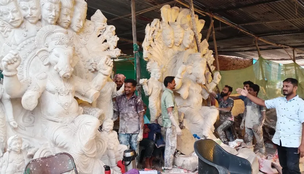 अनेक हातांनी घडताहेत उंच गणेशमूर्ती
