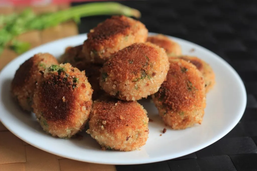 झटपट तयार होणारे कुरकुरीत पोह्याचे कटलेट