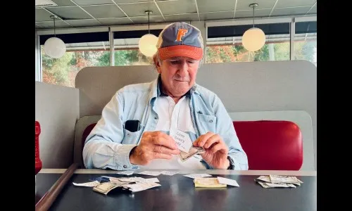 अनोळखी लोकांना वाटतो पैसे