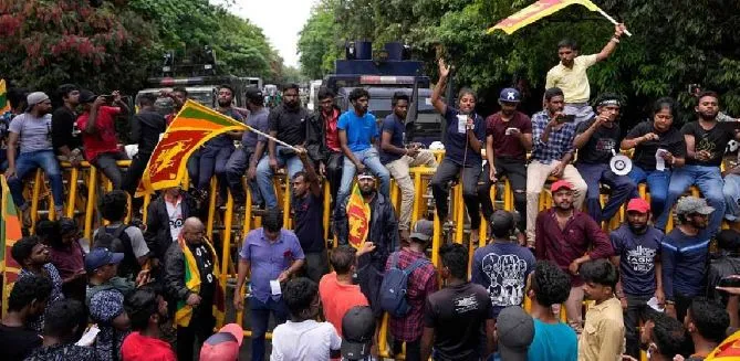 Sri Lanka Crisis : श्रीलंकेत आणीबाणी जाहीर; हंगामी पंतप्रधानांची घोषणा