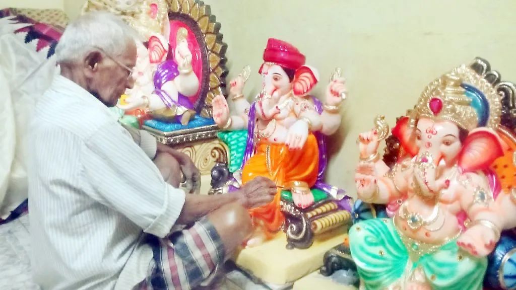 चिकणमाती पासून मूर्ती बनविणारे प्रभाकर शेठ शिरोडकर