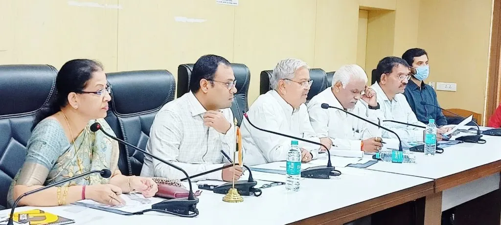 रेल्वेमार्ग, राष्ट्रीय महामार्गासह विकासकामे करा