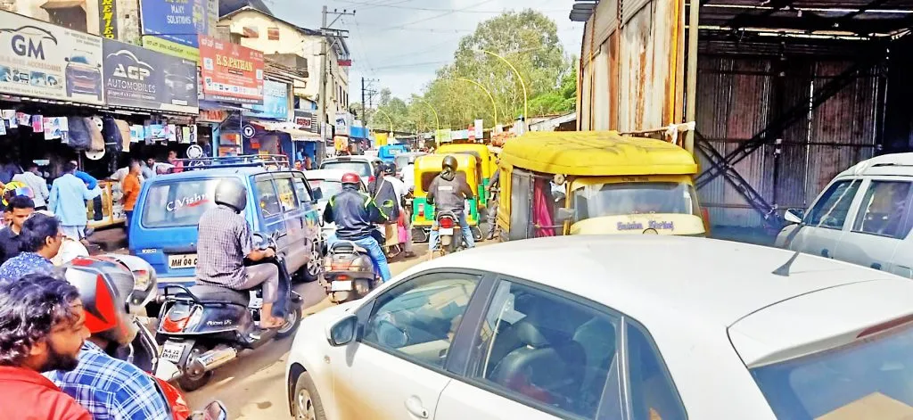 बाजारपेठेत गर्दीमुळे वाहतूक कोंडी