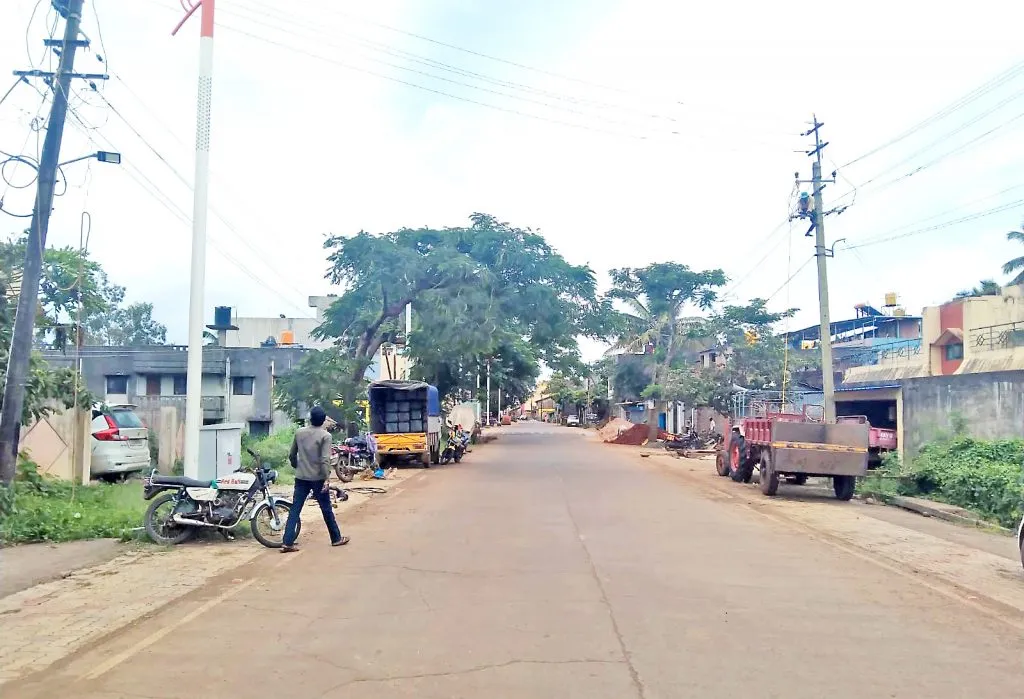 बसवन कुडची येथील विद्युतवाहिन्यांची उंची वाढविली