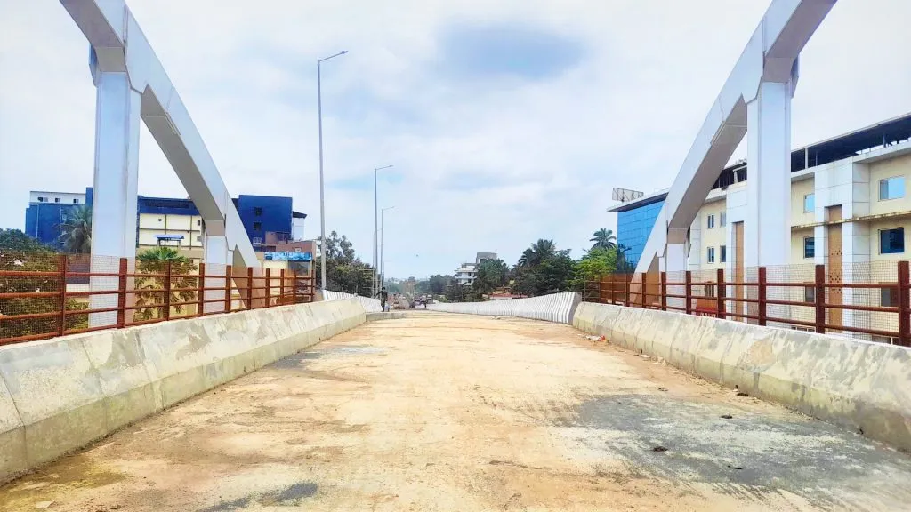 तिसऱया रेल्वेगेटवरील उड्डाणपुलाचे काम ठप्प