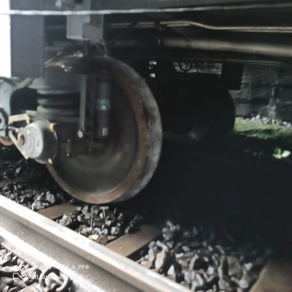 कॅसलरॉकजवळ रेल्वे रूळावरून घसरले डबे