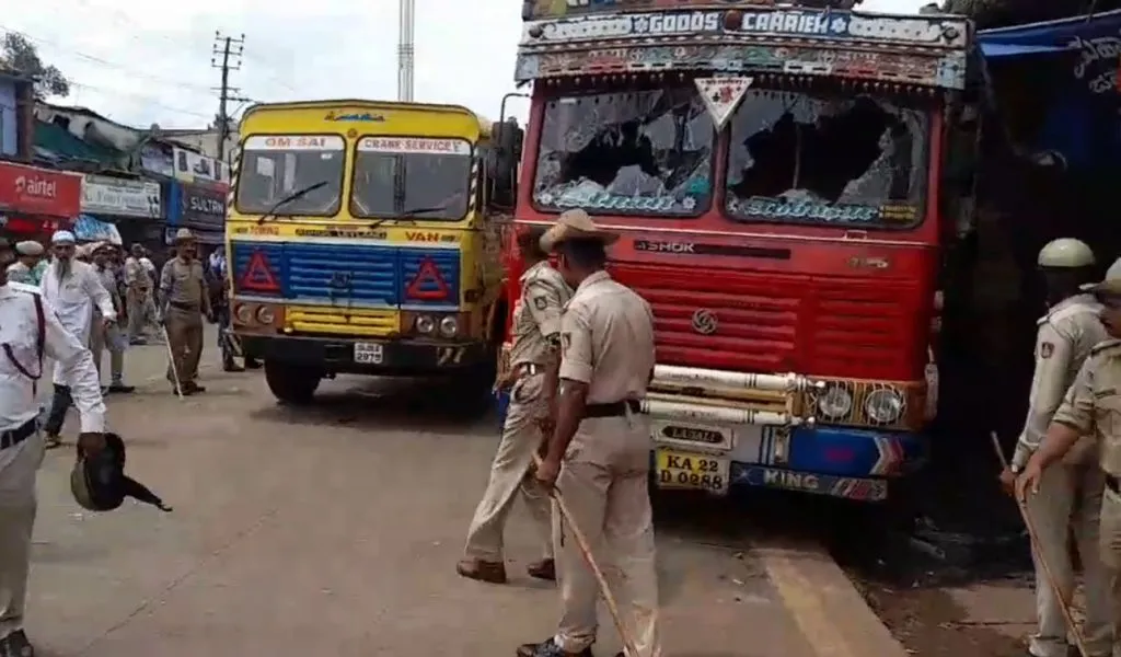 संतप्त जमावाचा ट्रक जाळण्याचा प्रयत्न