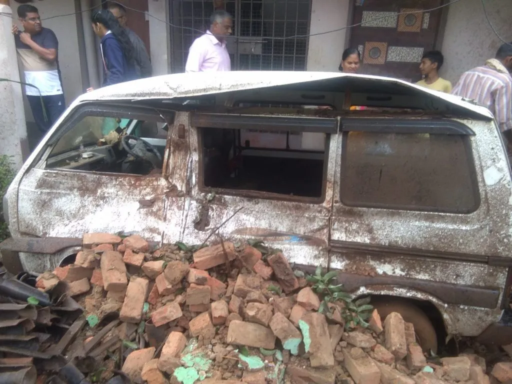 मुसळधार पावसाने कोसळली घराची भिंत