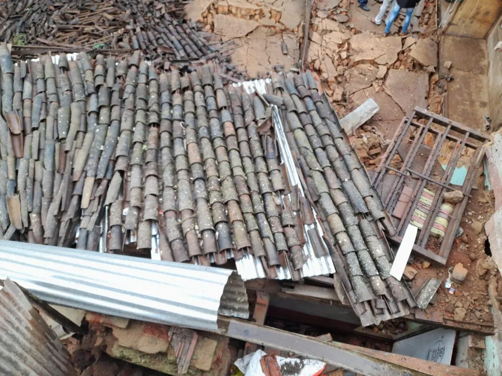 मुसळधार पावसाने कोसळलं घर