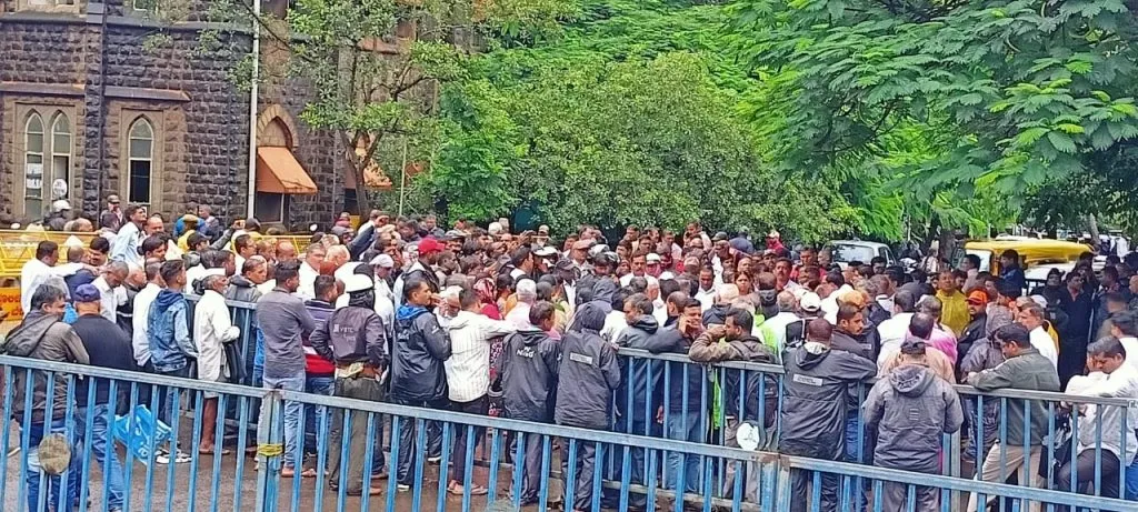 भर पावसाची मराठी पत्रकांसाठी मराठी भाषिकांचा एल्गार