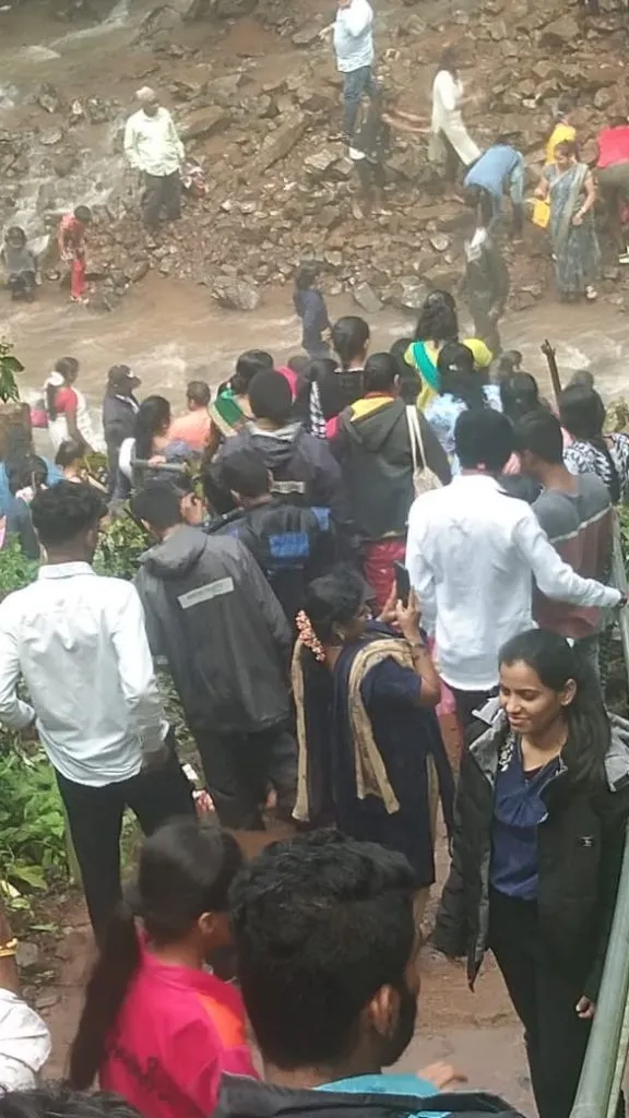 वैजनाथ मंदिर वझर धबधबा पर्यटकांनी फुलला