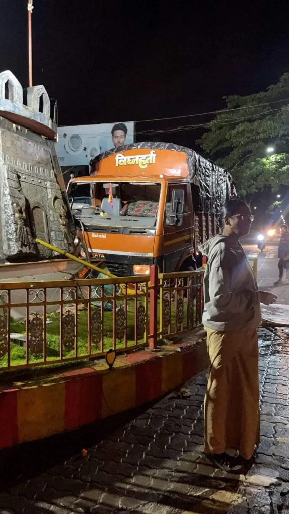 कंटेनर ची चन्नम्मा चौथर्याला जोरदार धडक