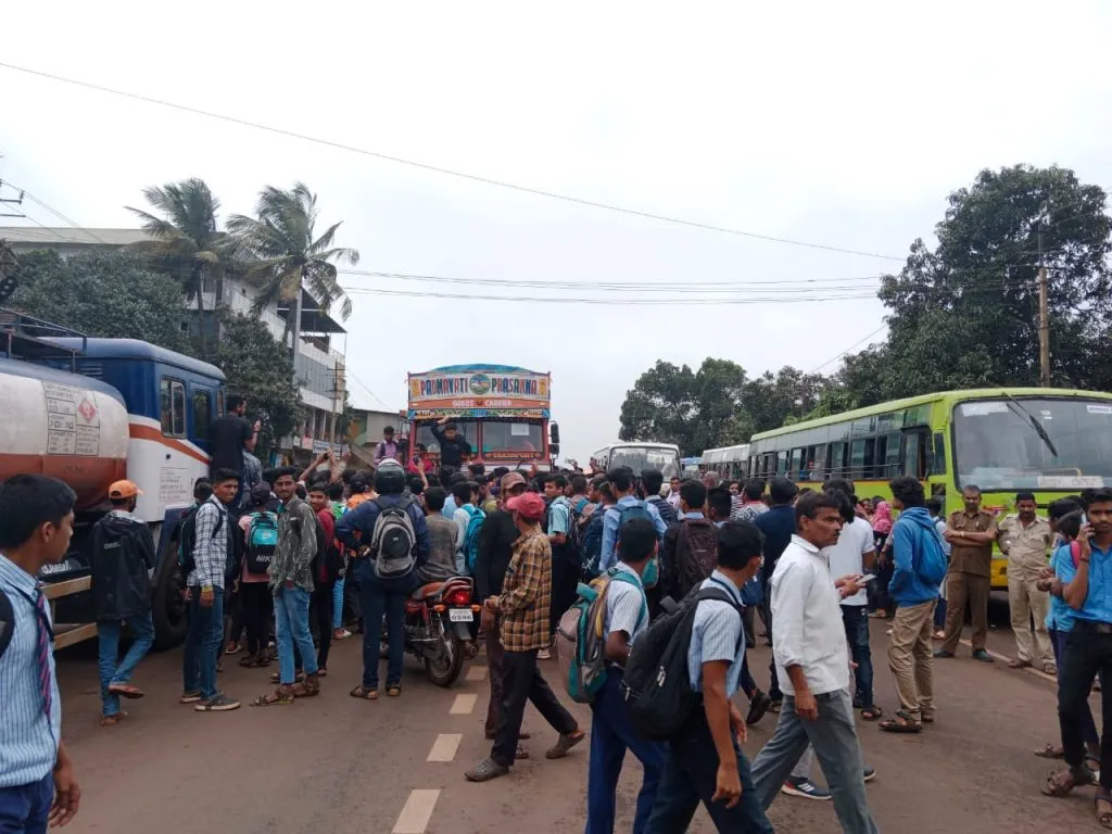 मच्छे येथे रस्ता रोको