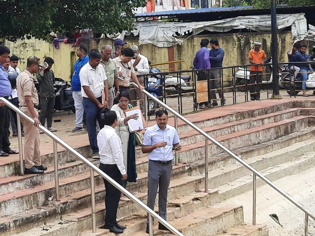 दुचाकी वरून जिल्हाधिकाऱ्यांनी केली विसर्जन तलाव व रस्त्यांची पाहणी