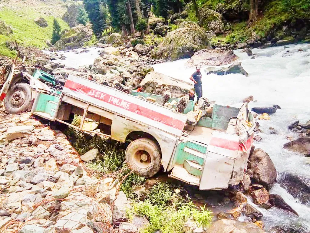 बस दरीत कोसळून सात जवान हुतात्मा