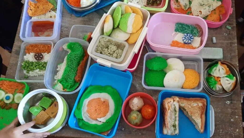 तिरंग्याच्या रंगातले विद्यार्थ्यांनी आणले डब्यातून खाद्य पदार्थ