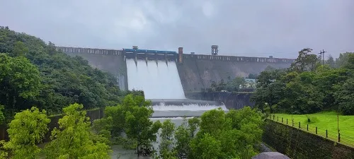काळम्मावाडी धरणाच्या पाच वक्राकार दरवाजातून पाणी विसर्ग सुरु