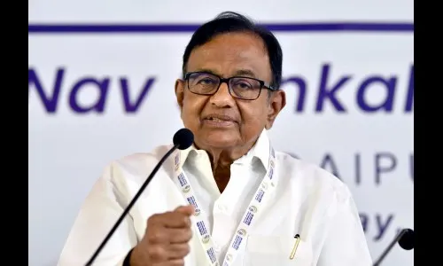 लोकशाही श्वास घेण्यासाठी धडपड करतेय!