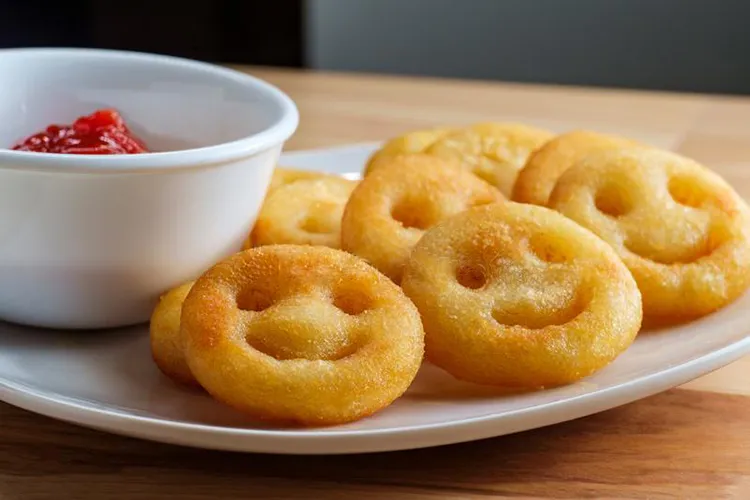 घरच्या घरी बनवा लहान मुलांना आवडणारे पोटॅटो स्माईली