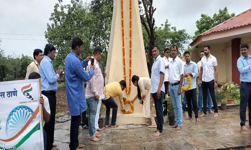 क्रांतिदिनी हुतात्मा कोयंडे स्मारकस्थळी पुष्पचक्र अर्पण करून आदरांजली