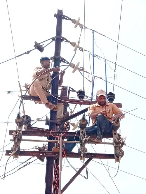 जिवावर बेतणारी नोकरी करत विजेच्या तारांशी संघर्ष सुरचं