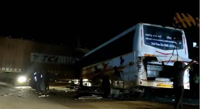 पुण्याजवळ शिवशाही बस आणि कंटेनरचा भीषण अपघात; एकाचा मृत्यू, 6 जखमी