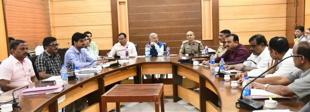 पालकमंत्र्यांनी घेतला नुकसान भरपाई संदर्भात आढावा