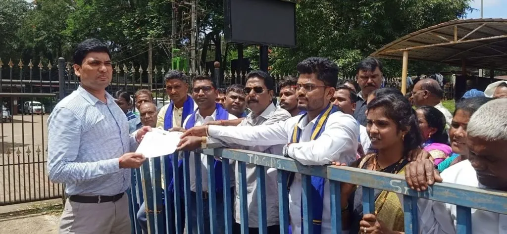 दलित संघटनेच्या वतीने जिल्हाधिकाऱ्यांनी निवेदन