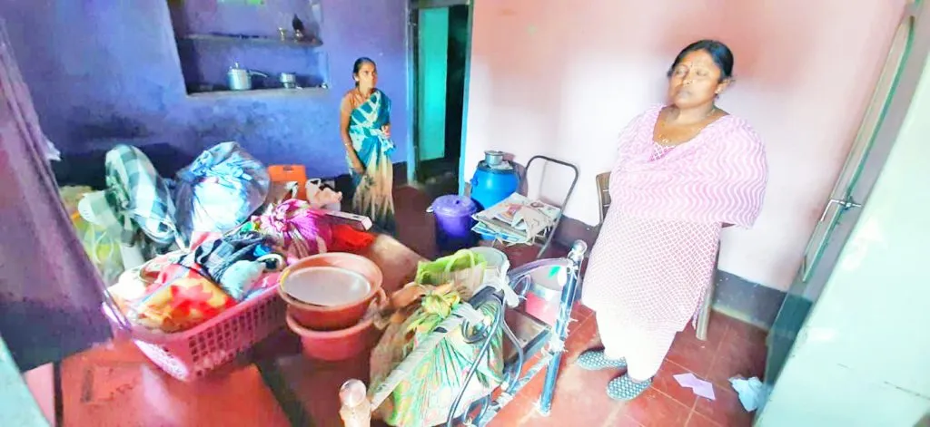 अन् इमारत पाडण्यासाठी दाखल झाले जेसीबी