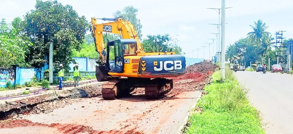 जलवाहिन्यांसाठी कणबर्गी रोडवर खोदाई