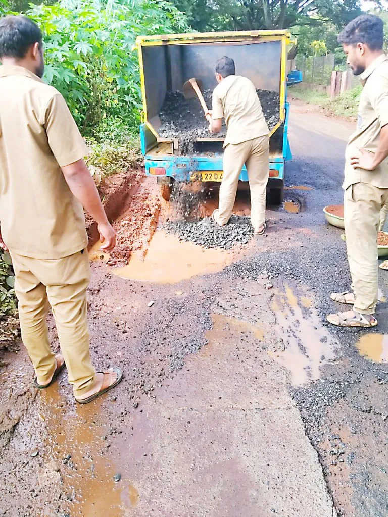 खड्डे बुजविले ; कॅन्टोन्मेंटकडून दखल