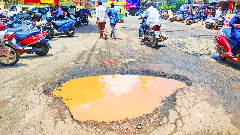 धोकादायक खड्डे बुजविण्याकडे कानाडोळा