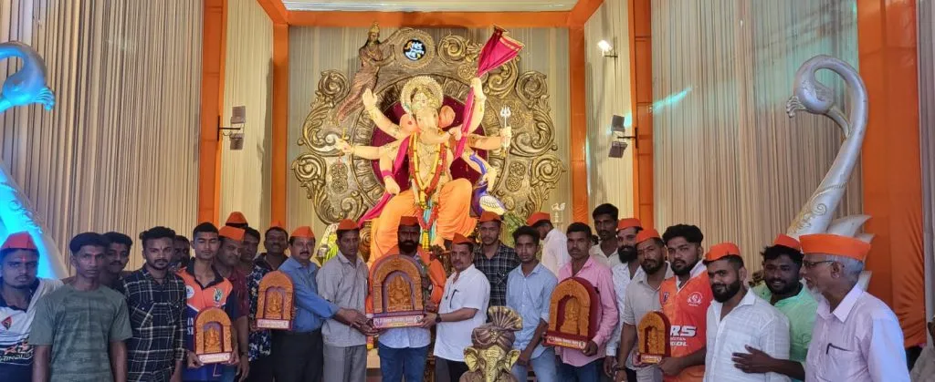 शिवसेनेतर्फे गणेश मूर्ती स्पर्धेचे बक्षिस वितरण