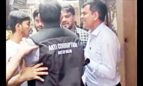 एसीबी अधिकाऱयांशी हुज्जत, ‘आप’च्या चौघांना अटक