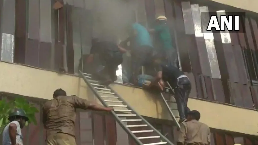 लेवाना हॉटेलमध्ये अग्नितांडव; खिडकीच्या काचा फोडून लोकांना काढलं जातंय बाहेर