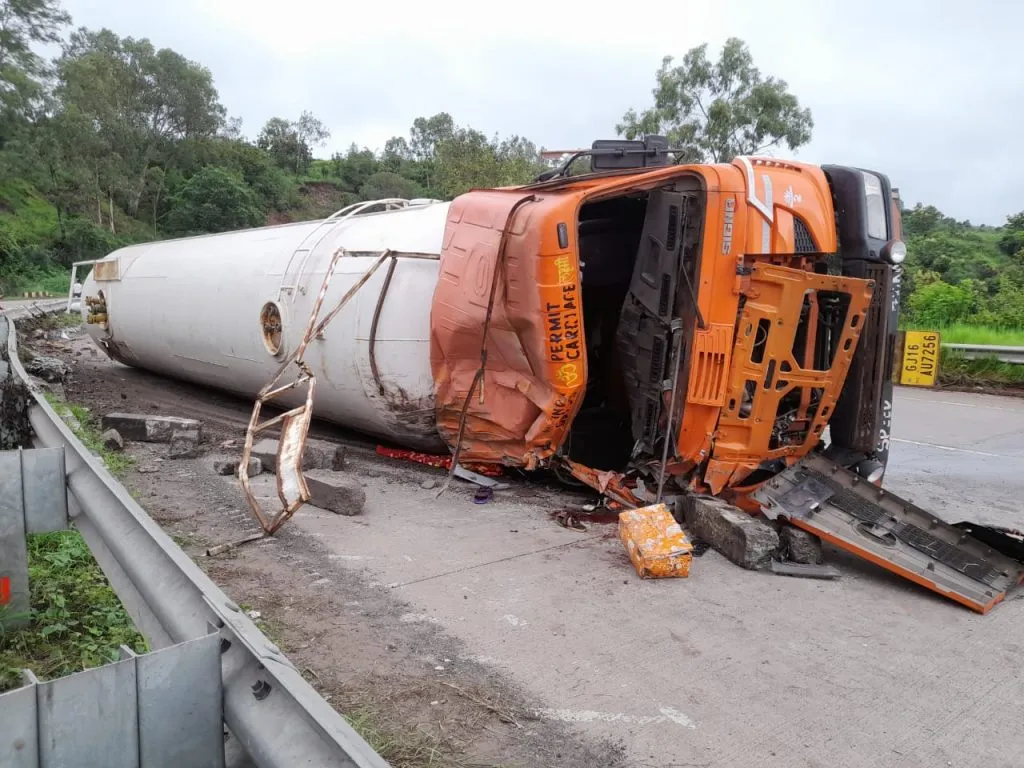 गॅस टँकर पलटी चालकाचे दोन्ही हात निकामी