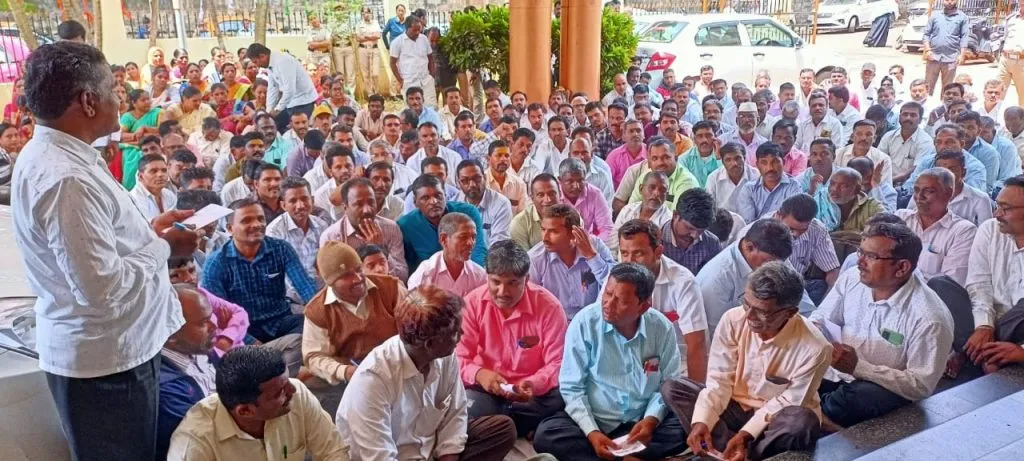 बढतीसाठी ग्रा.पं. कर्मचार्यांची जि.पं.समोर निदर्शने