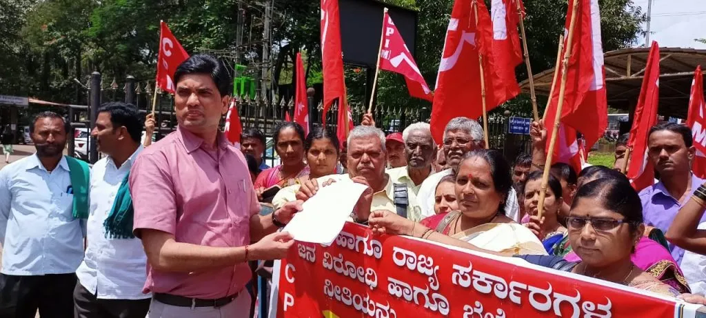 भारतीय कम्युनिस्ट पक्षाचा जिल्हाधिकारी कार्यालयावर मोर्चा