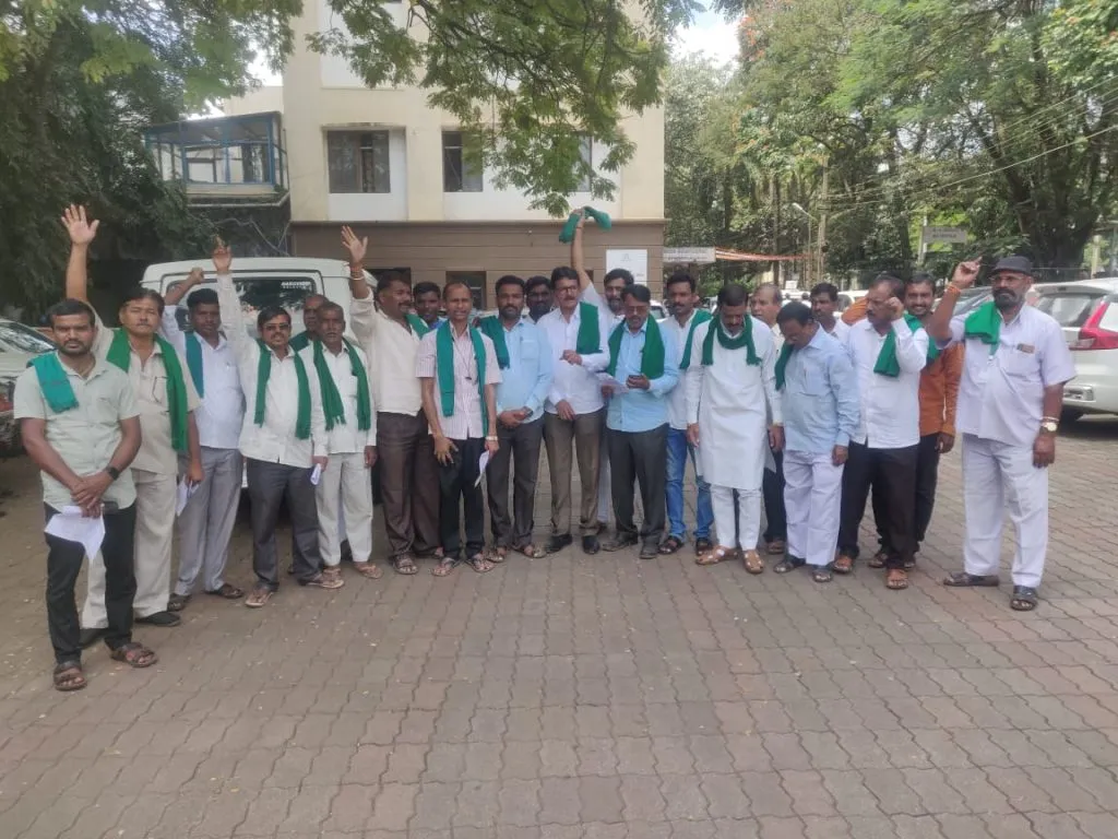 मागण्या मान्य करा अन्यथा भव्य मोर्चा शेतकऱ्यांच जिल्हाधिकाऱ्यांना निवेदन